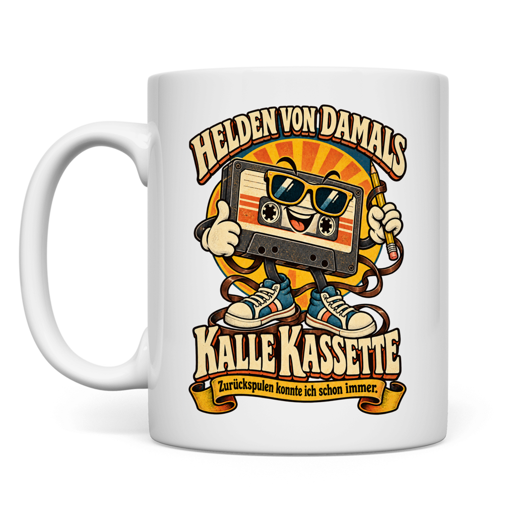 Weiße Retro-Tasse mit Kalle Kassette und dem Spruch „Zurückspulen konnte ich schon immer.“