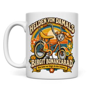 Weiße Retro-Tasse mit Birgit Bonanzarad und dem Spruch „Mein Sattel war länger als dein Schulweg.“