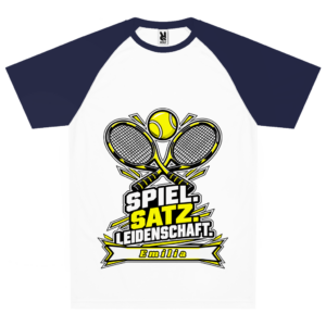 Personalisiertes Team-Trikot mit gekreuzten Tennisschlägern, gelbem Tennisball, dem Schriftzug „Spiel. Satz. Leidenschaft.“ und einem Namen auf der Namensleiste.