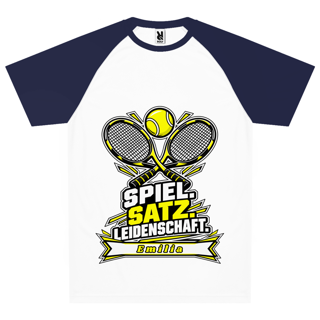 Personalisiertes Team-Trikot mit gekreuzten Tennisschlägern, gelbem Tennisball, dem Schriftzug „Spiel. Satz. Leidenschaft.“ und einem Namen auf der Namensleiste.