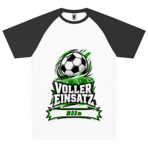 Personalisiertes Team-Trikot mit Fußball, grünem Spielfeld, dem Schriftzug „Voller Einsatz“ und einem Namen auf der Namensleiste.