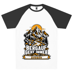 Personalisiertes Team-Trikot mit Berglandschaft, Wald, Wanderweg, goldgelber Sonne, dem Spruch „Bergauf geht immer“ und einem Namen auf der Namensleiste.