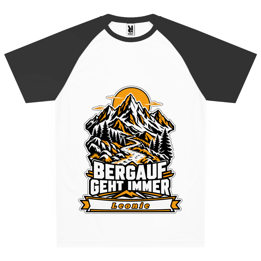 Personalisiertes Team-Trikot mit Berglandschaft, Wald, Wanderweg, goldgelber Sonne, dem Spruch „Bergauf geht immer“ und einem Namen auf der Namensleiste.